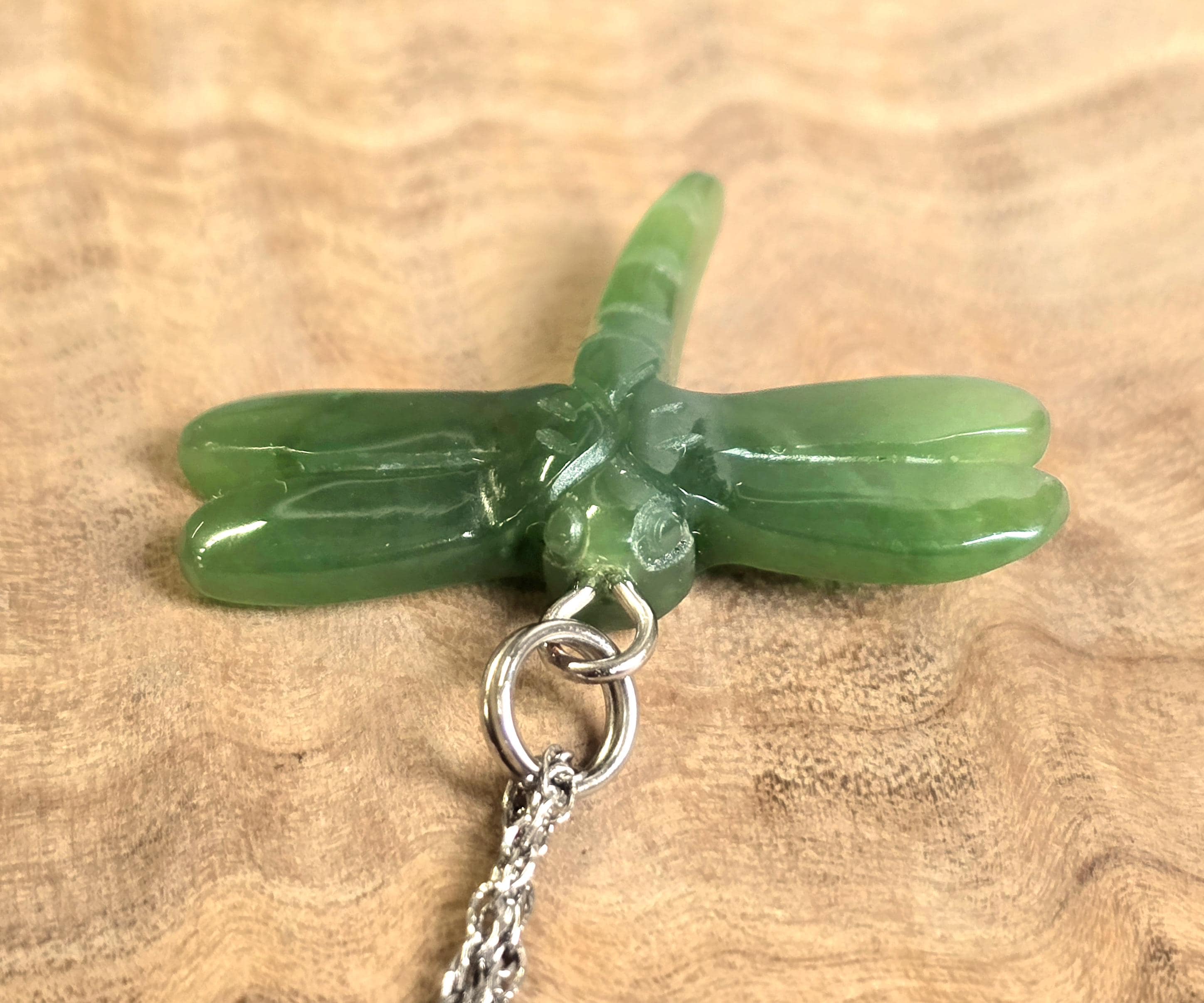 カナダ産ネフライト翡翠ペンダント、トンボ - Etsy 日本