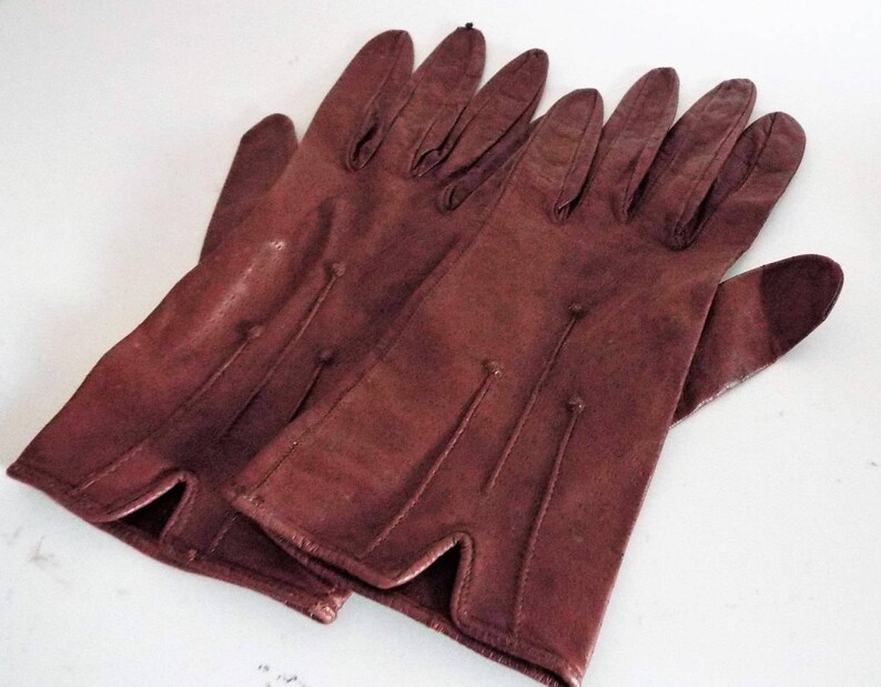 LADIES Vintage LEATHER Gloves Ladies 1950/'s Brown all Leather Wrist Length gloves with Split back and great design ....size Medium