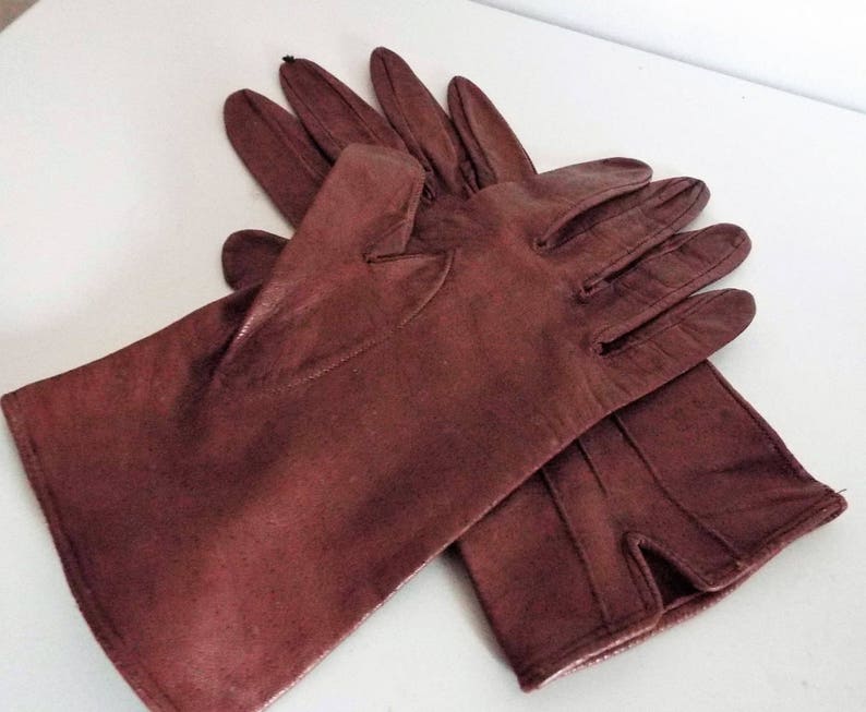 LADIES Vintage LEATHER Gloves Ladies 1950/'s Brown all Leather Wrist Length gloves with Split back and great design ....size Medium
