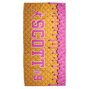 Peut inclure: Une serviette &agrave; motif gaufr&eacute; avec un motif glac&eacute; rose et marron sur le c&ocirc;t&eacute; droit. La serviette pr&eacute;sente le nom "SCOTT" en lettres majuscules roses, le num&eacute;ro "9" et une silhouette de joueur de baseball.