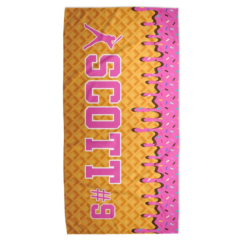 Peut inclure: Une serviette &agrave; motif gaufr&eacute; avec un motif glac&eacute; rose et marron sur le c&ocirc;t&eacute; droit. La serviette pr&eacute;sente le nom "SCOTT" en lettres majuscules roses, le num&eacute;ro "9" et une silhouette de joueur de baseball.