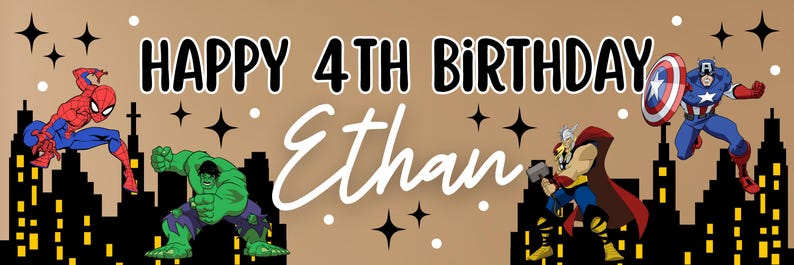 以下が含まれることがあります： 「HAPPY 4TH BIRTHDAY Ethan」の文字が入った、薄茶色のバナー。スパイダーマン、ハルク、ソー、キャプテン・アメリカのイラストが描かれています。黒い街並み、星、白い点がデザインに含まれています。