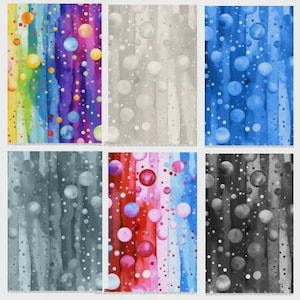 Op de afbeelding: Zes rechthoekige stoffen stalen met een verticaal aquarel streeppatroon, bedekt met verschillende maten effen en doorschijnende cirkels. De kleurenpaletten omvatten regenboog, beige, blauw, grijs, rood en roze, en zwart en wit.