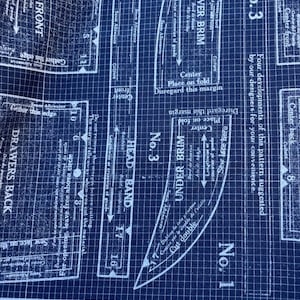 Peut inclure: Un patron de couture bleu et blanc avec le titre "Riley Blake Designs™ Pattern WB13897 Sew Journal by j. wecker frische ©20" imprimé en bas. Le patron comprend des instructions pour coudre un "Head Band", un "Over Brim" et un "Under Brim".