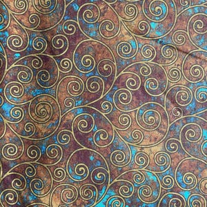 Peut inclure: Un tissu présentant un motif répétitif de lignes dorées en spirale superposées sur un fond texturé aux teintes marron moucheté et turquoise vif. Les spirales complexes et continues créent un design dense et interconnecté sur la surface.