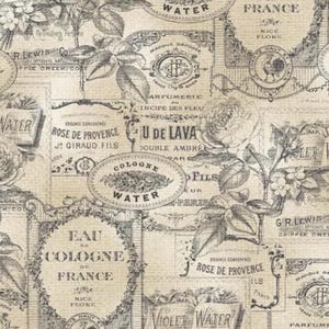 Étiquettes de parfum sur le dos beige prédécoupé 108 x 108 po. pour quilting par Michael Miller Fabrics