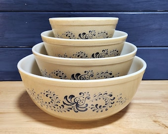 Set Of Four Pyrex Nesting Bowls ( Homestead )