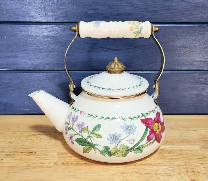 MISAKA Floral Enamel Kettle image 1