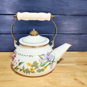 MISAKA Floral Enamel Kettle image 3