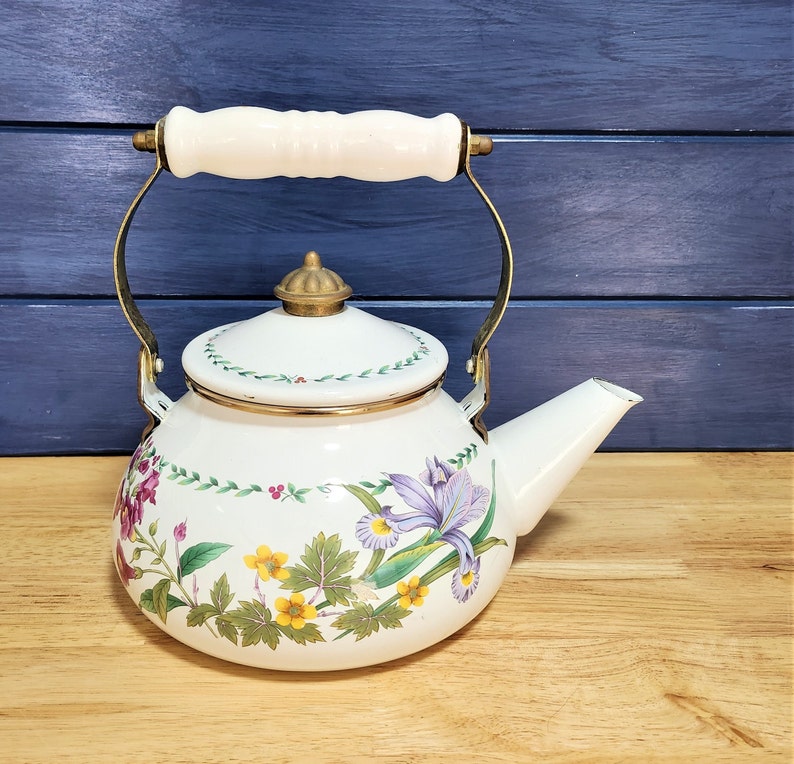 MISAKA Floral Enamel Kettle image 3