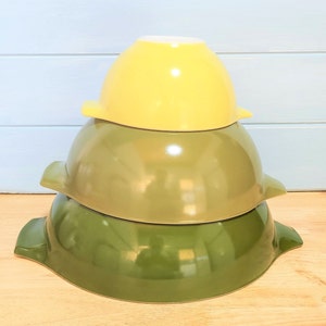 Three Pyrex Cinderella Mixing Bowls ( Verde )