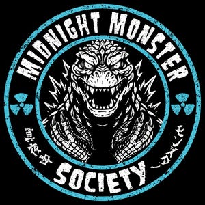 Może przedstawiać: Czarna grafika z białym potworem podobnym do Godzilli, ostrymi zębami i kolcami, otoczonym jasnoniebieskim pierścieniem. Tekst brzmi "MIDNIGHT MONSTER SOCIETY" z japońskimi znakami i symbolami promieniowania.