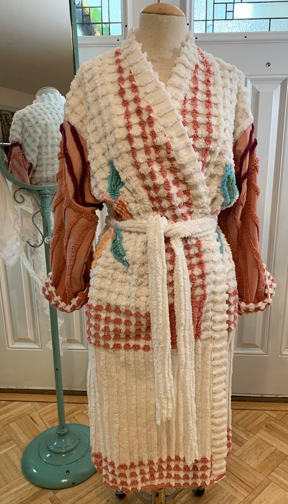 Medium Hand tufted Vintage Chenille Bathrobe Perfect Condition