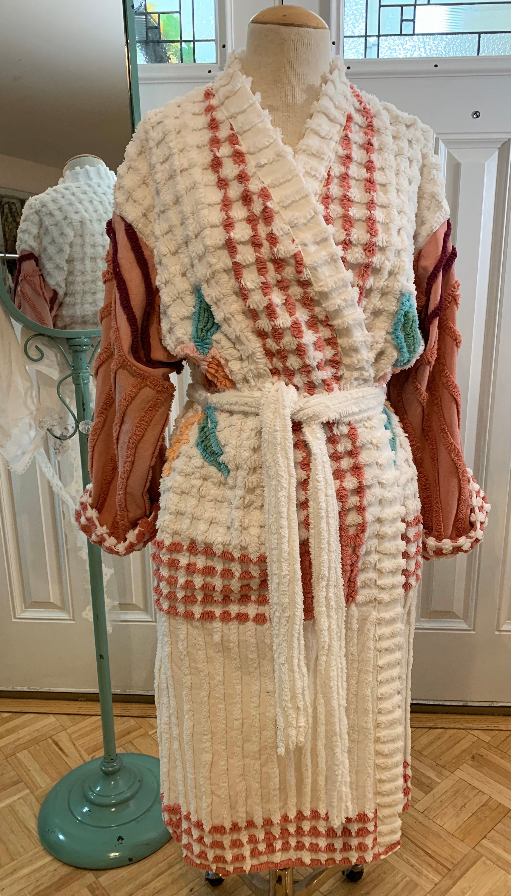 Medium Hand-tufted Vintage Chenille Bathrobe Perfect Condition 