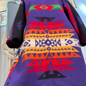 Abrigo de lana de grosor medio de un famoso fabricante, con capucha, confeccionado a partir de una manta de lana reciclada. Lea la descripción.