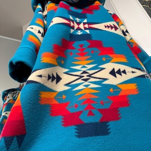 Stor turkos ullkappa med huva, "känd tillverkare", återvunnen från ny med etiketter, ullfilt. Läs beskrivningen.