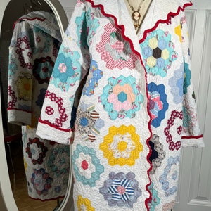 Large soft and slightly shabby ‘grandmothers flower garden’ vintage handmade feed sack quilt