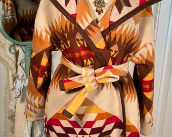 Abrigo grande de lana en tonos tierra de un reconocido fabricante, con capucha, confeccionado a partir de una manta de lana nueva con etiquetas. Lea la descripción.