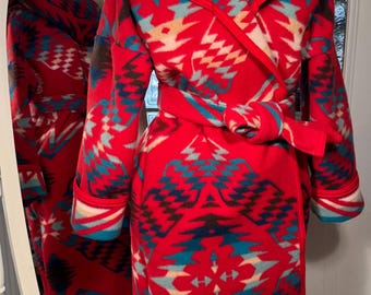 Abrigo largo con capucha XL de lana, estilo «fabricante famoso», confeccionado a partir de una manta de lana reciclada. Lea la descripción.