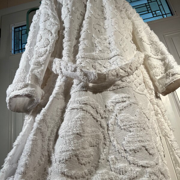 Accappatoio medio in ciniglia "Spa Day with Fringe Benefits" riciclato da copriletti in ciniglia vintage