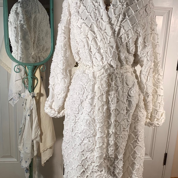 Piccolo accappatoio in ciniglia bianco "Spa Day" Upcycled da copriletti in ciniglia vintage