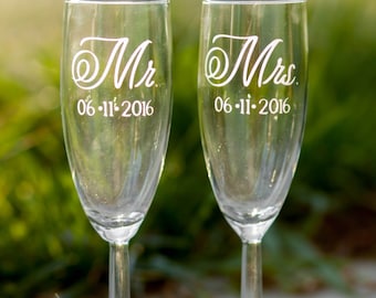 Mr and Mrs Champagne Toasting Flutes with Wedding Date, Set of 2, Mr and Mrs Glasses, Wedding Toast, Wedding Champagne Glasses