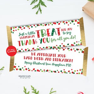 Może przedstawiać: Dwa opakowania czekoladowych batonów o tematyce świątecznej ze złotymi krawędziami. Na górnym opakowaniu widnieje napis: „Just a little TREAT for you to say THANK YOU for all you do!” w kolorze czerwonym i zielonym. Na dolnym opakowaniu widnieje napis: „WE APPRECIATE YOUR HARD WORK AND DEDICATION! Wesołych Świąt!”