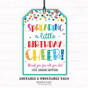 以下が含まれることがあります： カラフルな印刷可能なギフトタグ。コンフェッティと「SPREADING a little BIRTHDAY CHEER! Thank you for all you do! LOVE, HANNAH SAMPSON」のテキストが書かれています。編集可能で印刷可能なタグ。PAINY LAIN Designs.