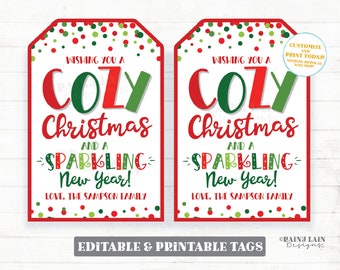 Puede incluir: Dos etiquetas de regalo imprimibles con un fondo de lunares rojos y verdes. Las etiquetas presentan el texto "Wishing you a Cozy Christmas and a Sparkling New Year! Love, The Sampson Family".