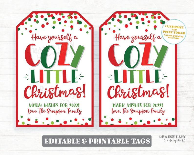 Peut inclure: Deux &eacute;tiquettes cadeaux imprimables avec un fond &agrave; pois rouge, vert et blanc. Les &eacute;tiquettes pr&eacute;sentent le texte "Have yourself a cozy little Christmas!" avec des v&oelig;ux chaleureux pour 2022 et un espace personnalisable pour un nom.