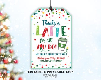 Può includere: Un'etichetta regalo di Natale colorata con un design festoso che presenta una tazza di caffè e il testo "Thanks a Latte for all you do!" L'etichetta include anche il testo "We truly appreciate you! Wishing you a Merry Christmas! Love, The Sampson Family."