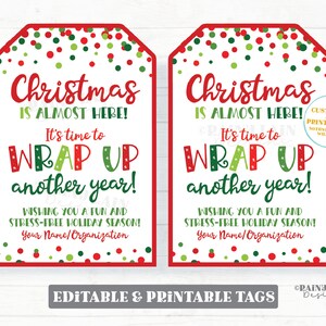 Może przedstawiać: Dwie czerwono-zielone świąteczne etykiety prezentowe z białym tłem i wzorem konfetti. Tekst na etykietach brzmi: "Boże Narodzenie już tuż tuż! Czas zapakować kolejny rok! Życzymy wesołych i bezstresowych świąt! Twoje Imię/Organizacja".