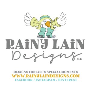 K&ouml;nnte beinhalten: Eine Cartoon-Illustration eines Vogels, der einen gelben Regenmantel und blaue Gummistiefel tr&auml;gt. Der Text "Rainy Lain Designs LLC" befindet sich unter dem Bild. Der Text "Designs for life's special moments" befindet sich unter dem Firmennamen. Die Website-Adresse "www.rainylaindesigns.com" befindet sich unter dem Text. Der Text "Facebook / Instagram / Pinterest" befindet sich unter der Website-Adresse.