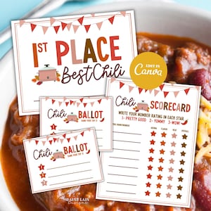 Op de afbeelding: Een verzameling afdrukbare chili-kookwedstrijd scorekaarten en stembiljetten. Het ontwerp heeft rode, bruine en witte kleuren met de tekst "1st Place Best Chili", "Chili Ballot" en "Chili Scorecard". De afbeelding bevat ook een kom chili.