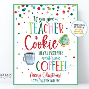 Puede incluir: Un cartel de Navidad imprimible con una galleta roja y blanca y una taza de café azul. El cartel dice "Si le das una galleta a un maestro, probablemente querrá café! ¡Feliz Navidad! Con cariño, Happytown PTO".