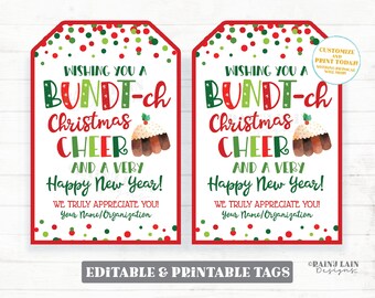 Pode incluir: Duas etiquetas de presente imprimíveis com fundo de bolinhas vermelho e verde. As etiquetas apresentam uma ilustração em aquarela de um bolo bundt e o texto "Wishing you a Bundt-ch Christmas Cheer and a Very Happy New Year! We truly appreciate you! Your Name/Organization".
