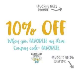 K&ouml;nnte beinhalten: Wei&szlig;er Hintergrund mit gelbem und blaugr&uuml;nem Text. Der Text lautet "10% OFF" und "When you FAVORITE an item. Coupon code: FAVORITE." Enth&auml;lt ein Logo f&uuml;r Rainy Lain Designs und Anweisungen f&uuml;r mobile und Desktop-Benutzer.