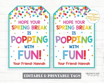 Könnte beinhalten: Zwei druckbare Geschenkanhänger mit einem bunten Konfetti-Hintergrund. Der Text auf den Anhängern lautet "Ich hoffe, deine Frühlingsferien sind voller Spaß!" und "Dein Freund: Hannah".