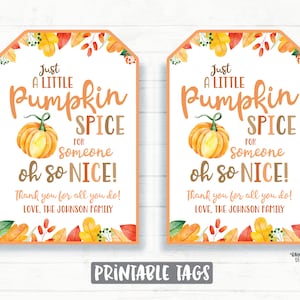 Op de afbeelding: Twee printbare cadeaulabels met een herfstthema. De labels bevatten een aquarel-illustratie van een pompoen met de tekst "Just a little pumpkin spice for someone oh so nice!" en "Thank you for all you do! Love, The Johnson Family".