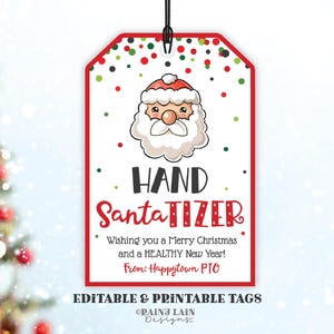 Könnte beinhalten: Ein rotes und weißes bedruckbares Geschenkanhänger mit einem Comic-Weihnachtsmann, der eine Flasche Handdesinfektionsmittel hält. Das Etikett lautet "HAND SantaTIZER" und "Wishing you a Merry Christmas and a HEALTHY New Year! From: Happytown PTO".