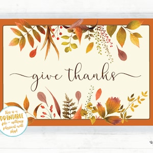 Op de afbeelding: Printbare Thanksgiving-bord met een witte achtergrond en een oranje rand. Het bord heeft een aquarelontwerp van herfstbladeren in tinten oranje, rood en geel. De tekst "give thanks" is geschreven in een cursief schrift.