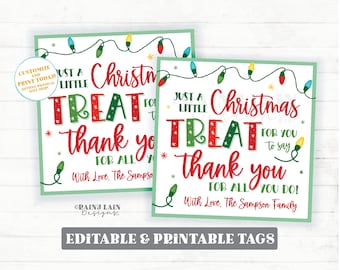 Op de afbeelding: Twee printbare kerstcadeautjes met een groene rand en een reeks gekleurde lampjes. De kaartjes zeggen "Just a little Christmas treat for you to say thank you for all you do!" en "With love, The Sampson Family".