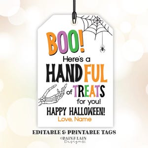 Peut inclure: Étiquette cadeau imprimable pour Halloween avec une main de squelette tenant une poignée de friandises. L'étiquette est blanche avec du texte noir, orange, vert et violet qui dit "BOO! Here's a HANDFUL of TREATS for you! HAPPY HALLOWEEN! Love, Name".