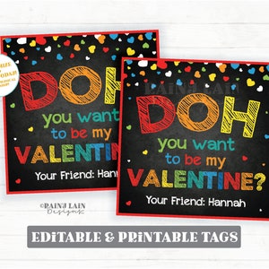 Pu&ograve; includere: Due etichette stampabili per San Valentino con sfondo a lavagna e cuori colorati. Il testo sulle etichette recita "Doh vuoi essere il mio San Valentino?" e "Il tuo amico: Hannah".
