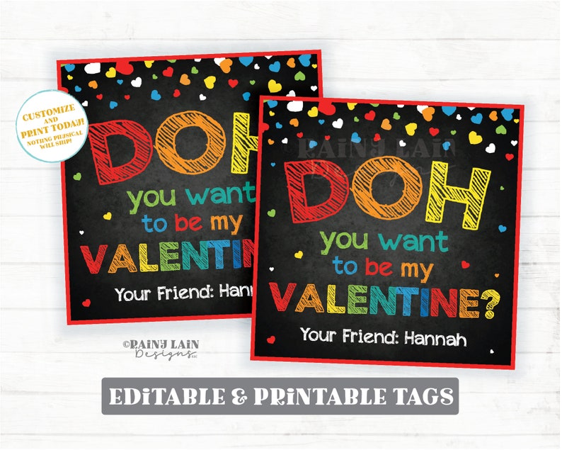 Pu&ograve; includere: Due etichette stampabili per San Valentino con sfondo a lavagna e cuori colorati. Il testo sulle etichette recita "Doh vuoi essere il mio San Valentino?" e "Il tuo amico: Hannah".