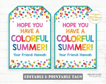 Puede incluir: Dos etiquetas de regalo imprimibles con un fondo de confeti colorido. El texto en las etiquetas dice "¡Espero que tengas un verano colorido!" con las palabras "colorido" y "verano" en colores arcoíris. El texto "Tu amigo: Hannah" está en la parte inferior de cada etiqueta.