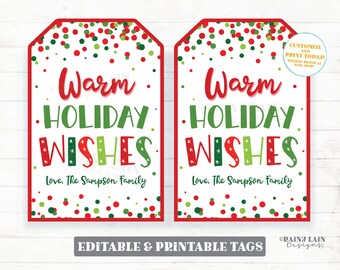 Op de afbeelding: Twee rode en witte cadeau-etiketten met een confetti-achtergrond. De etiketten hebben de tekst "Warm Holiday Wishes" in een groen-rood kleurenschema. De tekst "Love, The Sampson Family" staat onderaan elk etiket.
