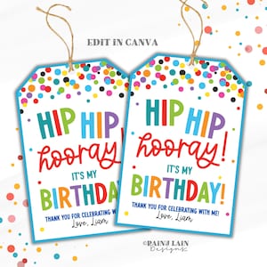 Puede incluir: Dos etiquetas de regalo de cumpleaños con borde azul y confeti colorido. Las etiquetas dicen "Hip Hip Hooray! ¡Es mi cumpleaños!" en colores brillantes. Incluye el texto "¡Gracias por celebrar conmigo! Con amor, Liam."