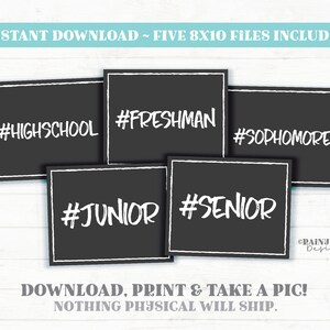 Puede incluir: Cinco carteles imprimibles de 20,3 x 25,4 cm con fondo negro y texto blanco. Los carteles dicen: #Highschool, #Freshman, #Sophomore, #Junior y #Senior.