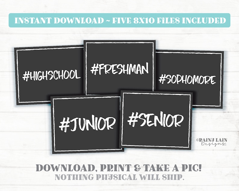 Puede incluir: Cinco carteles imprimibles de 20,3 x 25,4 cm con fondo negro y texto blanco. Los carteles dicen: #Highschool, #Freshman, #Sophomore, #Junior y #Senior.